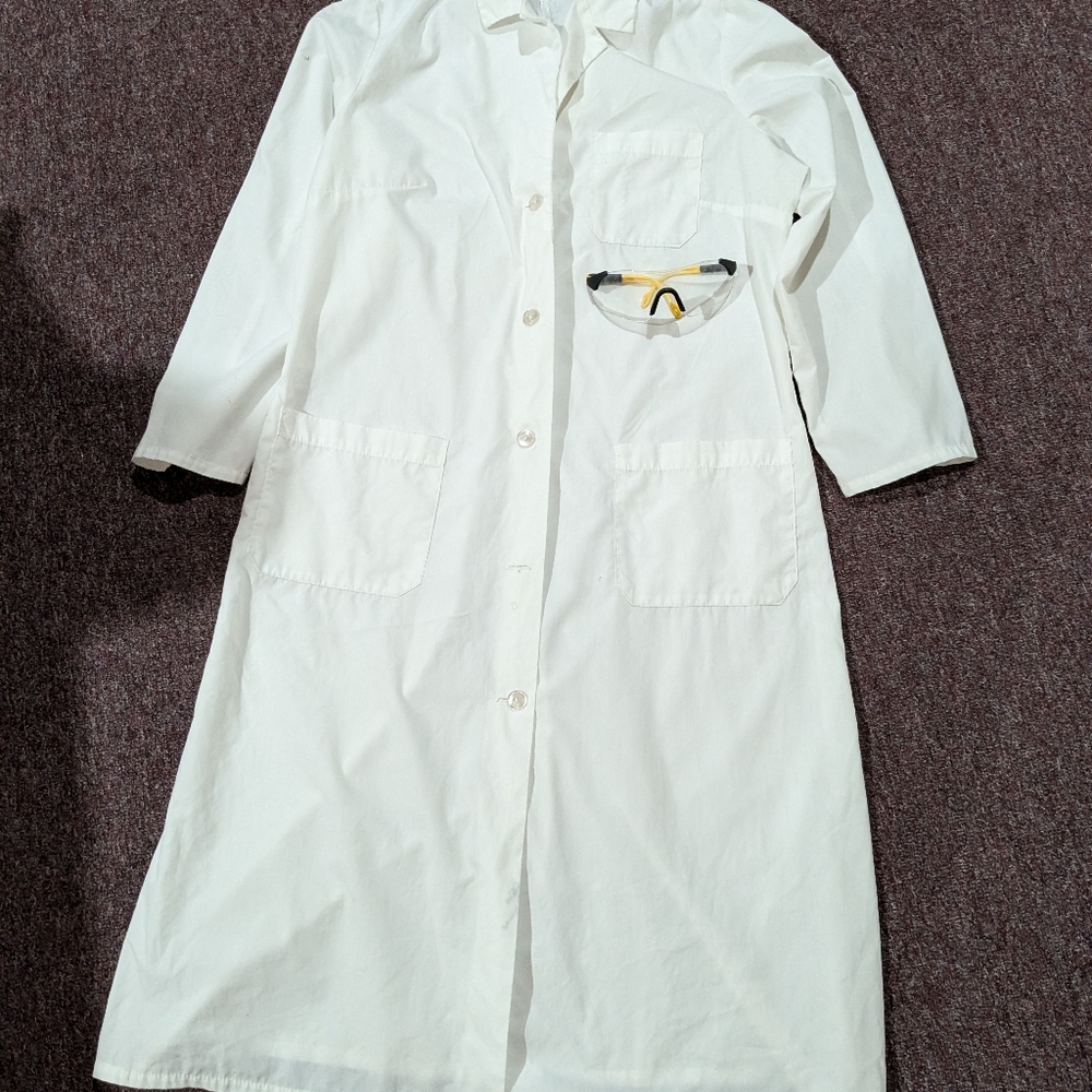 Lab coat size 18 white and lab glasses